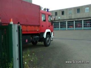 teen fudendo com 2 velhos