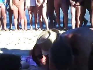 transando na praia na frente da amiga